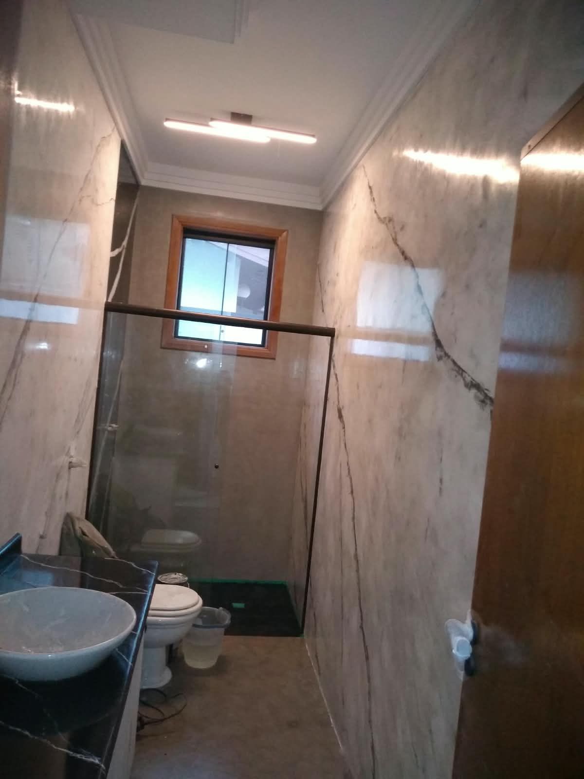 Banheiro em marmorato tom bege, com veios mais densos